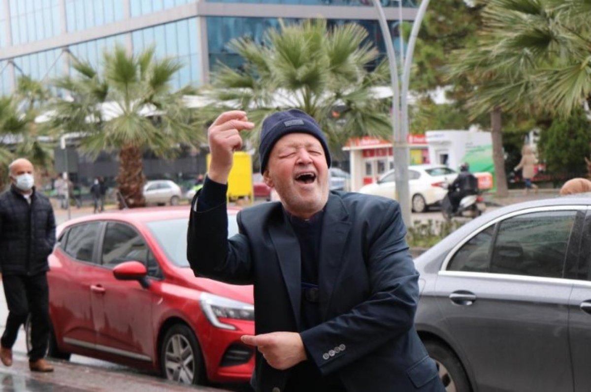 Samsun'da bir kişi davul-zurna tutup göbek atarak doların düşmesini kutladı