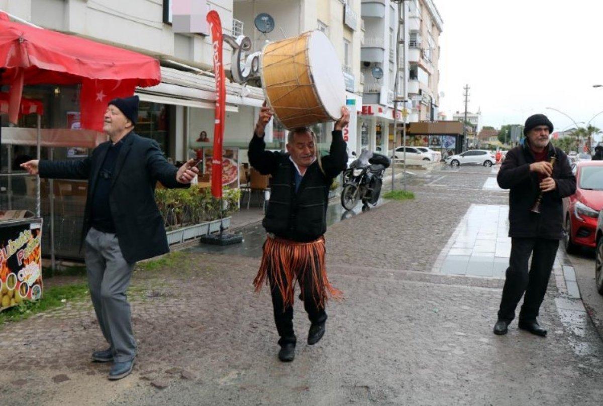 Samsun'da bir kişi davul-zurna tutup göbek atarak doların düşmesini kutladı