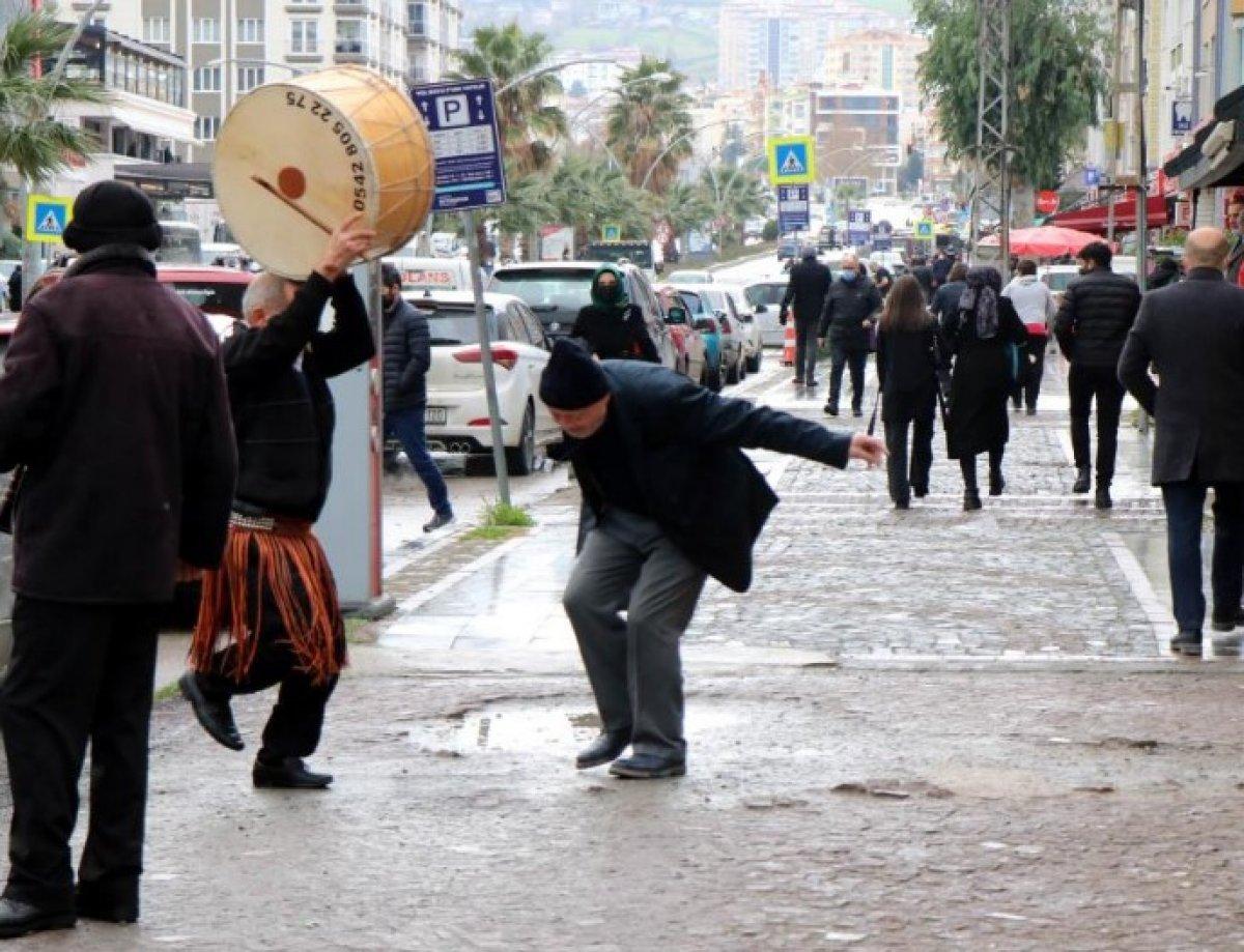 Samsun'da bir kişi davul-zurna tutup göbek atarak doların düşmesini kutladı