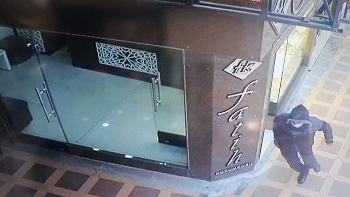 Malatya'da girdiği kuyumcudan 2 bilezik çaldı