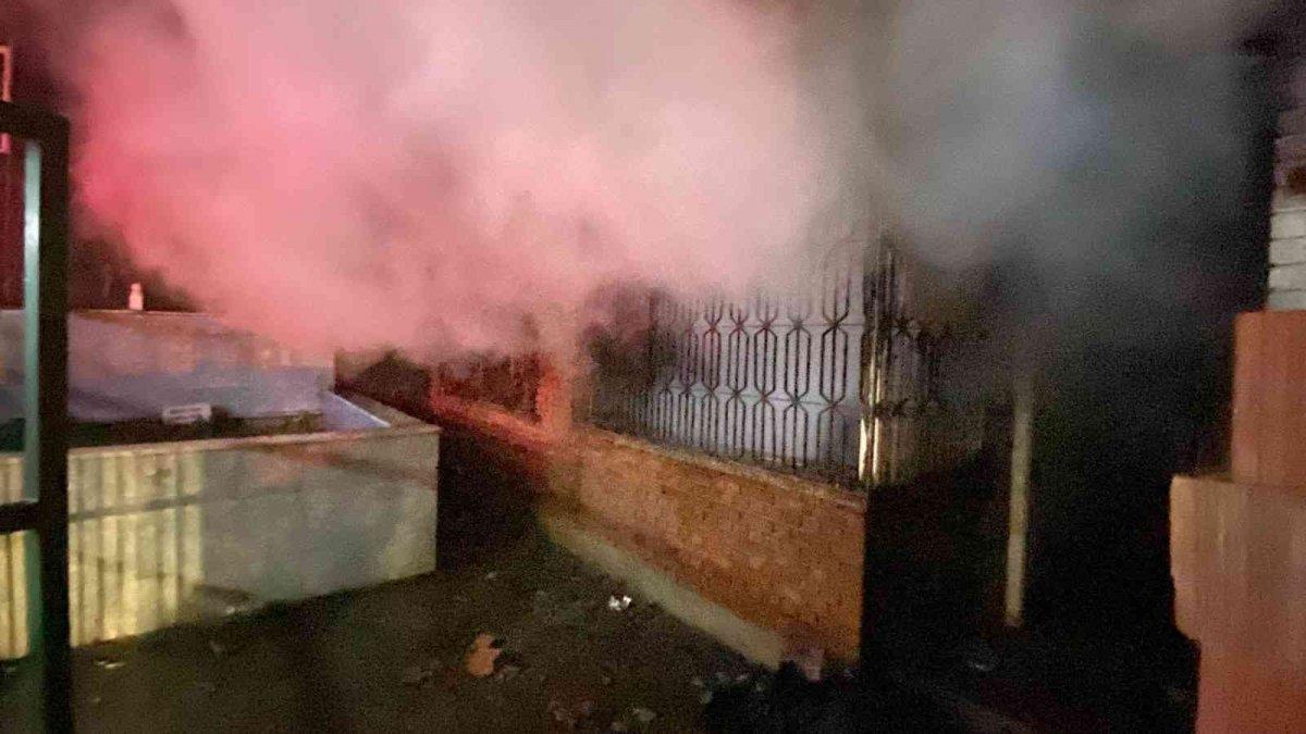 Bursa'da 600 yıllık türbenin bitişiğindeki evde yangın çıktı