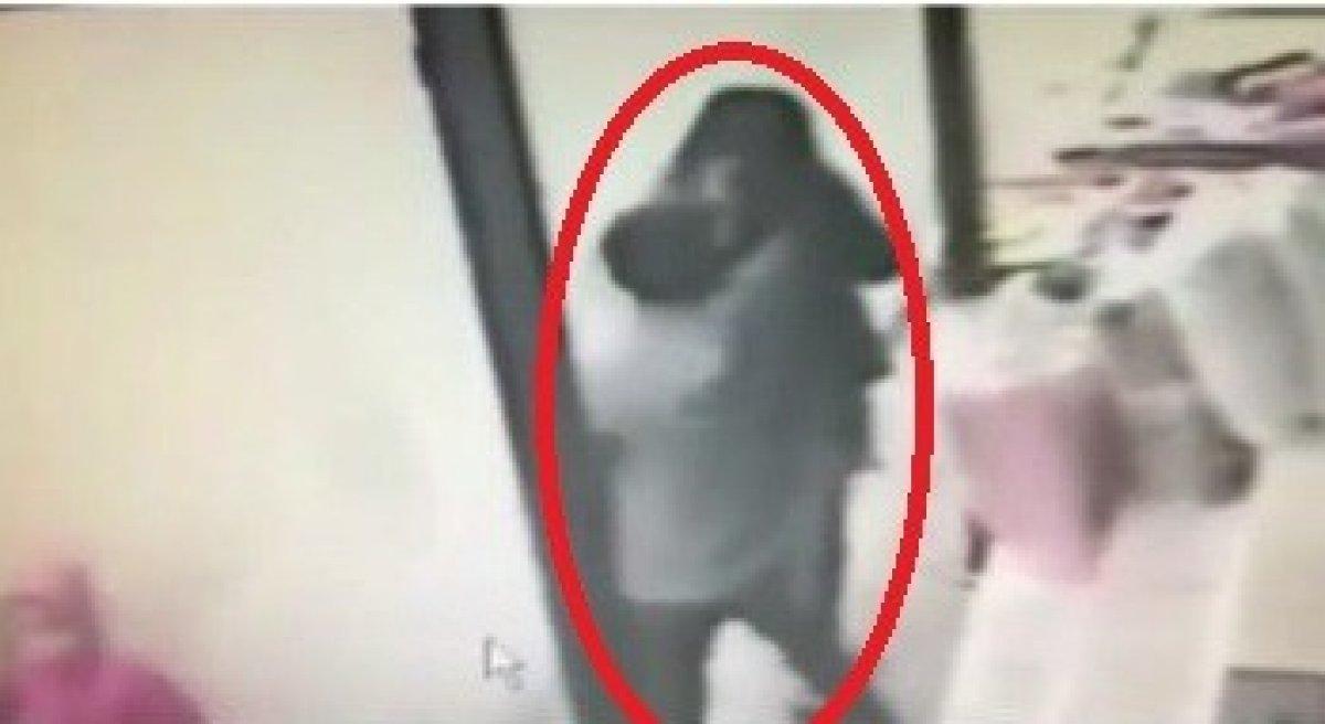 Bursa'da yolda yürüyen kadının burnunu kırdı