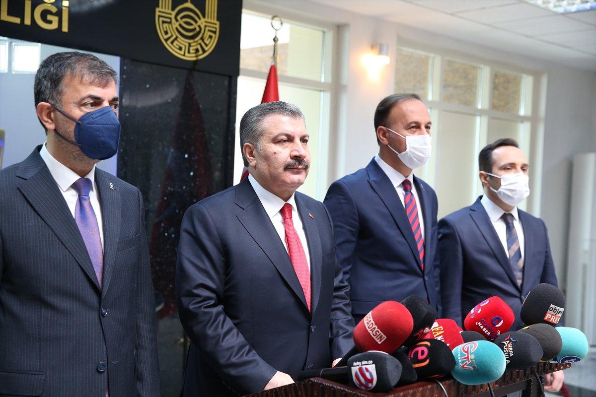 Fahrettin Koca: Dünya genelinde Omicron’un baskın varyant olmasını bekliyoruz