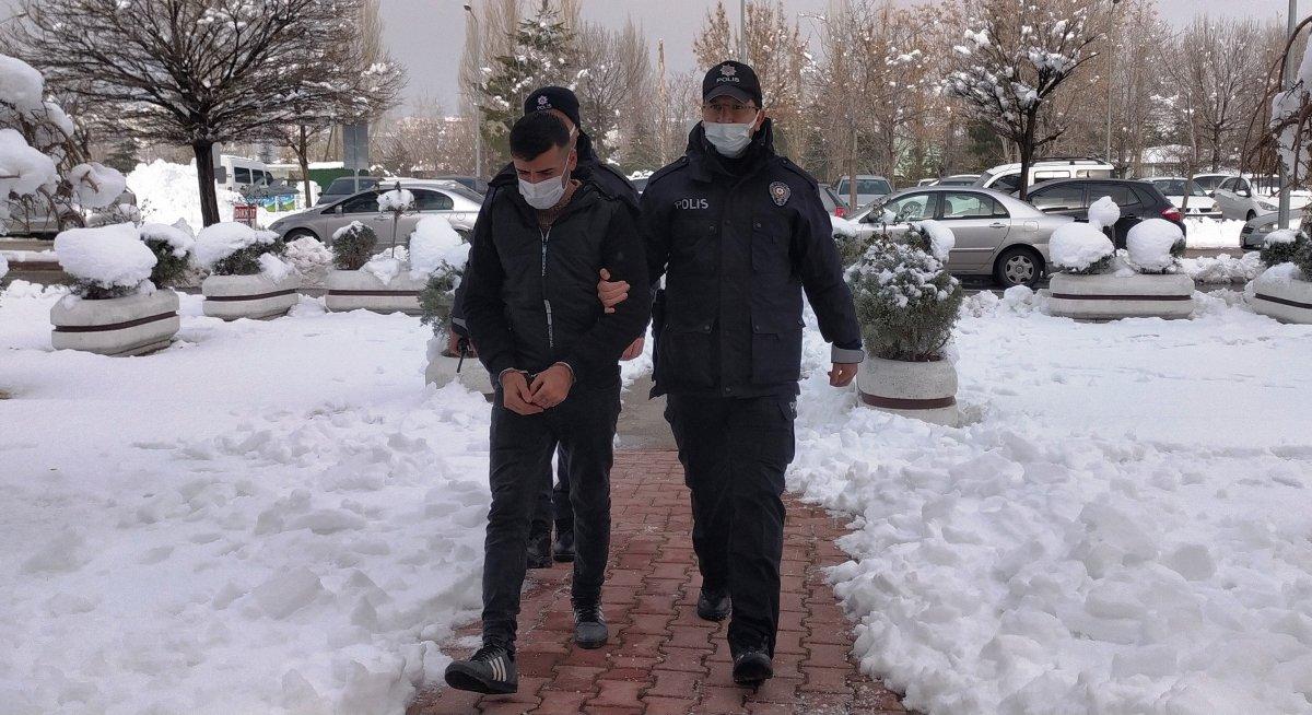 Konya'da annesini öldürmeye giderken yakalandı