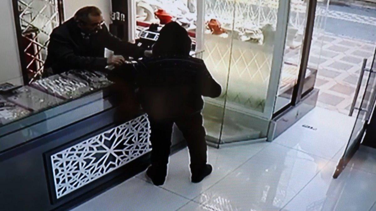 Malatya'da girdiği kuyumcudan 2 bilezik çaldı