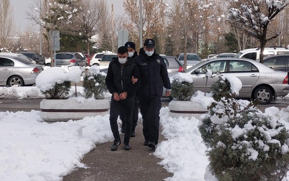 Konya'da annesini öldürmeye giderken yakalandı