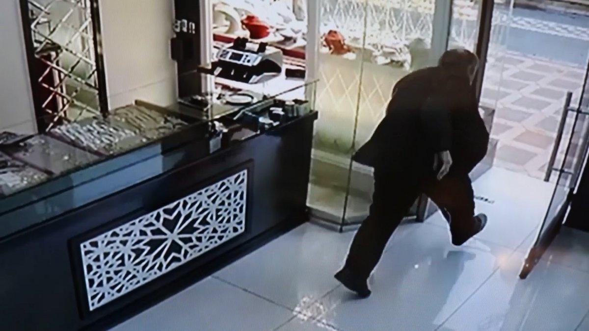 Malatya'da girdiği kuyumcudan 2 bilezik çaldı