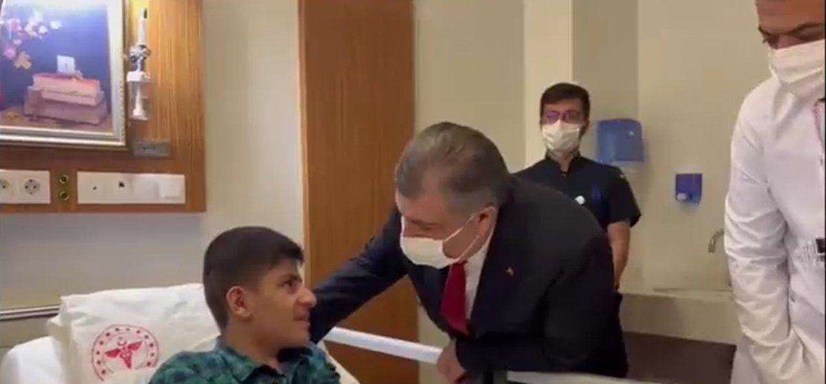 Fahrettin Koca ile hastanede yatan genç arasında samimi diyalog