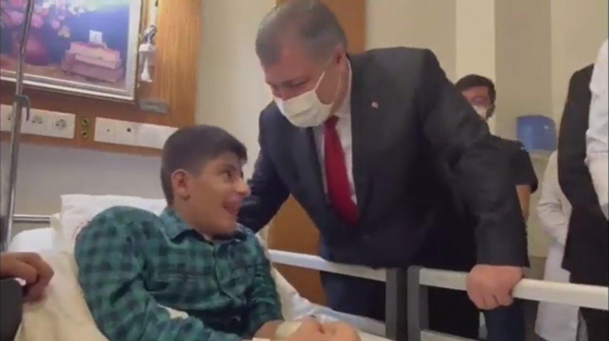 Fahrettin Koca ile hastanede yatan genç arasında samimi diyalog