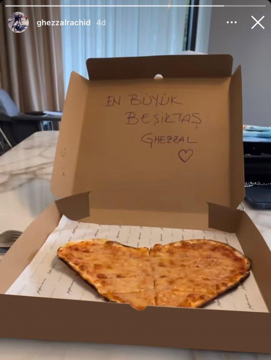 Rachid Ghezzal'ın kalpli pide paylaşımı