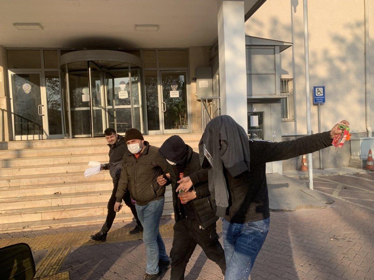 Kayseri’de hırsız, adliyeye sevk edilirken şarkı söyledi