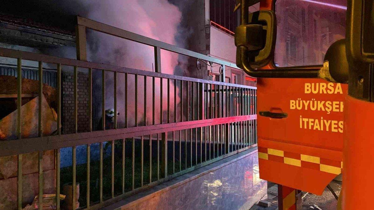 Bursa'da 600 yıllık türbenin bitişiğindeki evde yangın çıktı