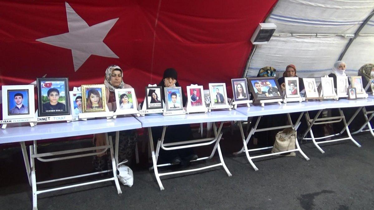 Evlat nöbetindeki anne: Kızımı polis kıyafeti giyen HDP’liler kaçırdı