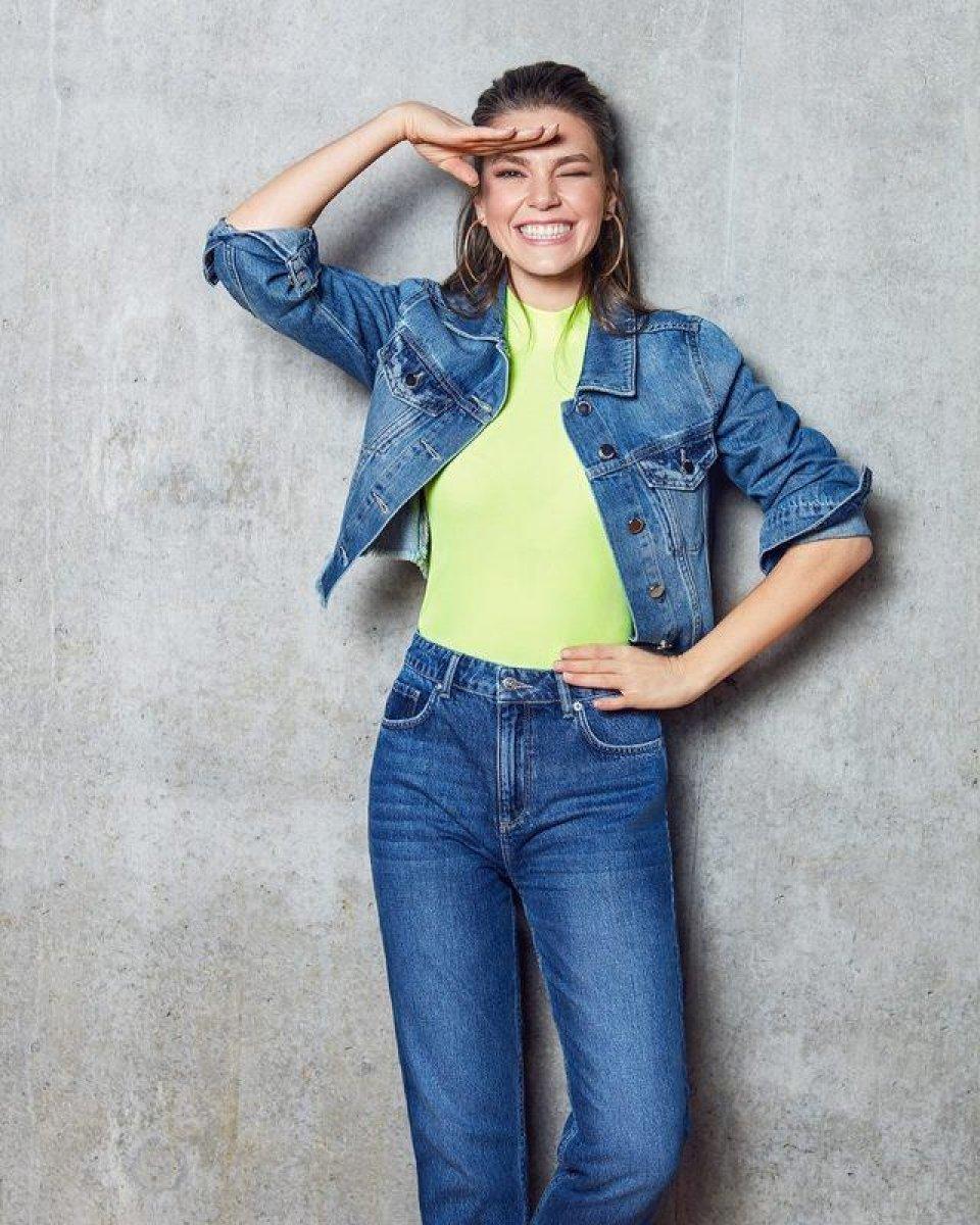 Aslı Enver'in kardeşi güzelliğiyle dikkat çekti