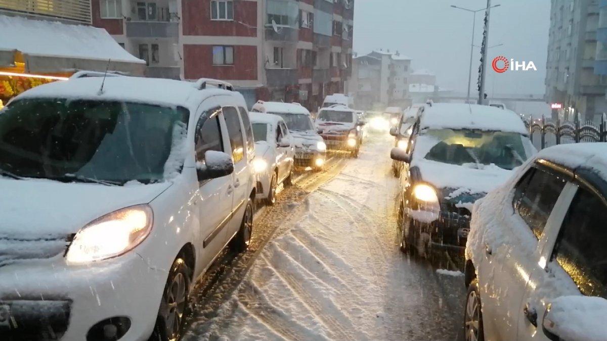 Trabzon’da kar yağışı etkili oluyor