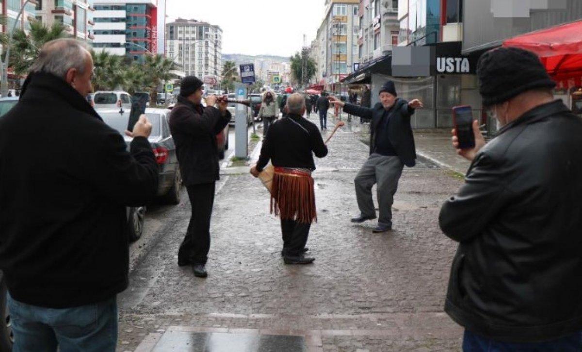 Samsun'da bir kişi davul-zurna tutup göbek atarak doların düşmesini kutladı