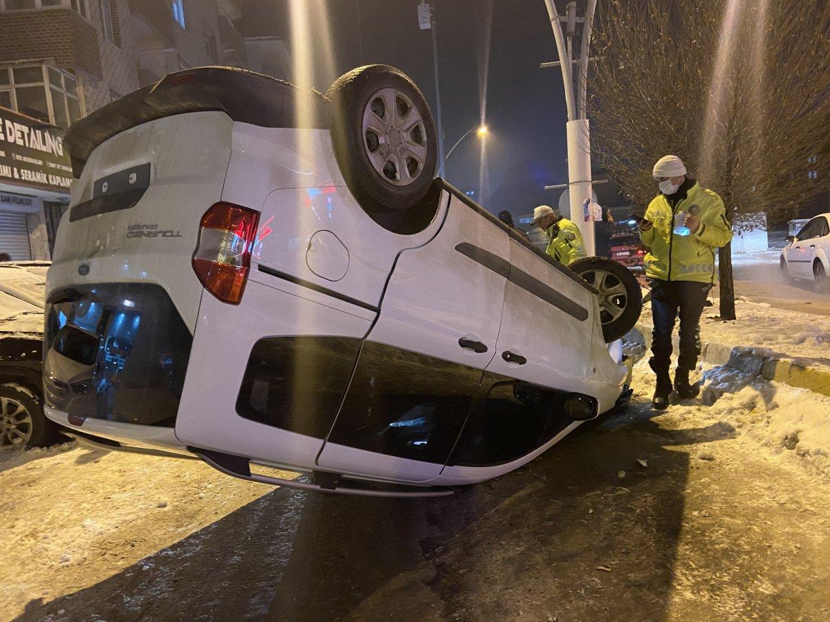 Ağrı’da buzlanan yolda araç takla attı: 2 yaralı