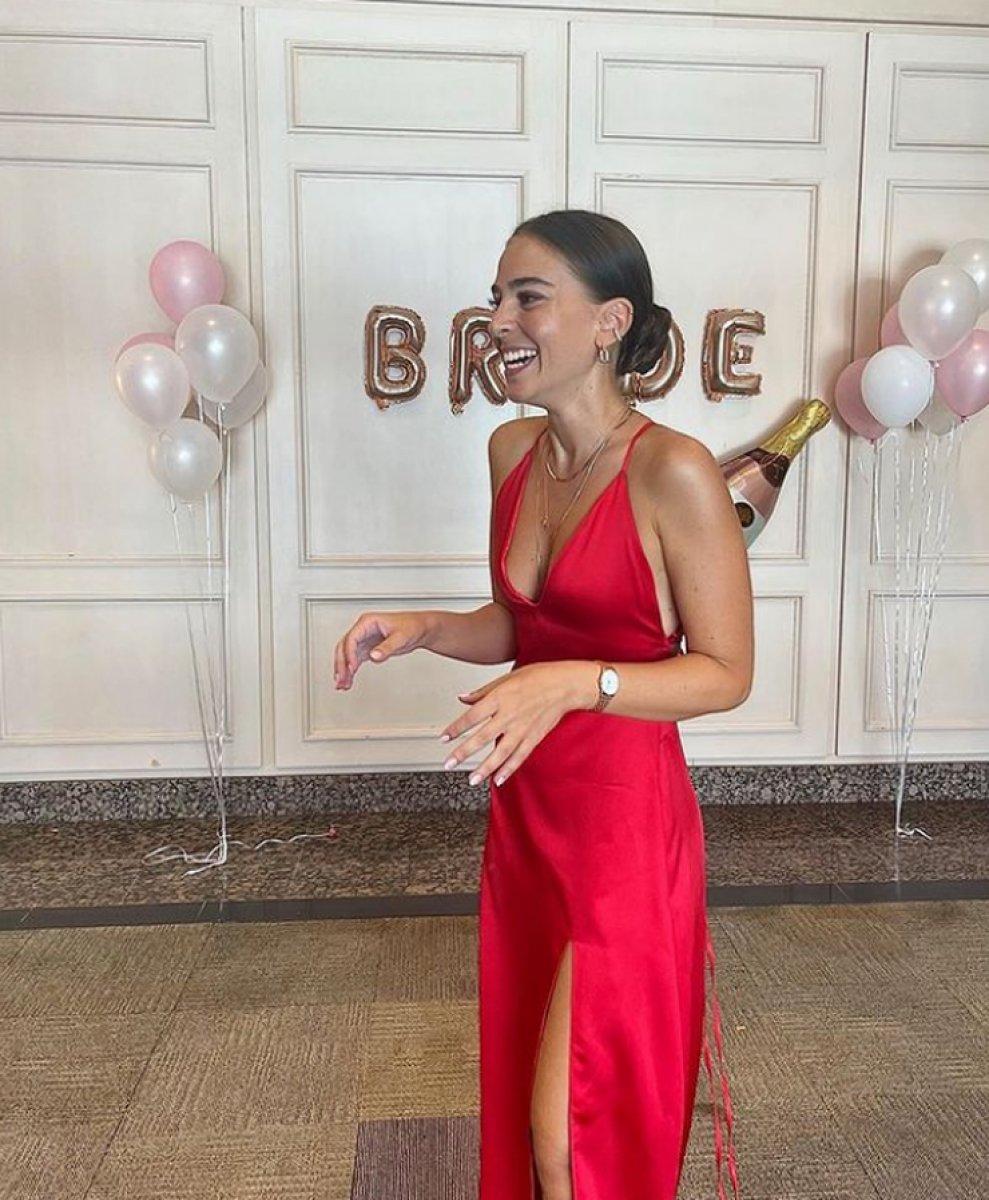 Aslı Enver'in kardeşi güzelliğiyle dikkat çekti