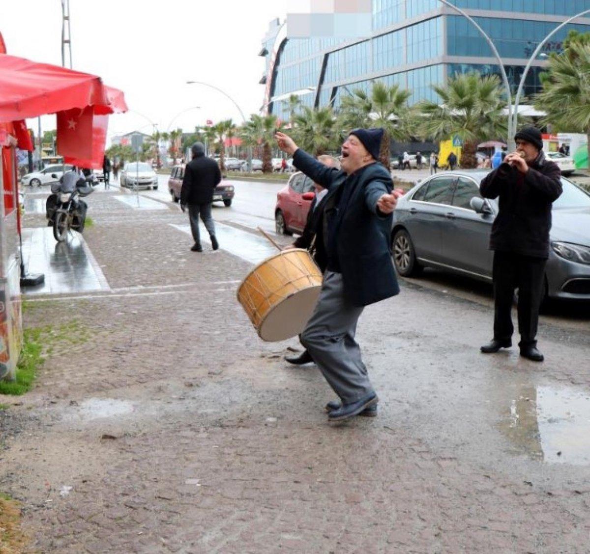 Samsun'da bir kişi davul-zurna tutup göbek atarak doların düşmesini kutladı