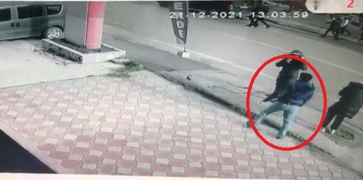 Bursa'da yolda yürüyen kadının burnunu kırdı