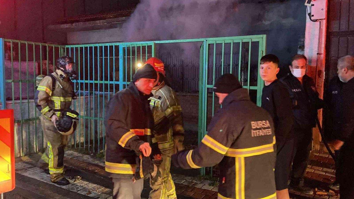 Bursa'da 600 yıllık türbenin bitişiğindeki evde yangın çıktı