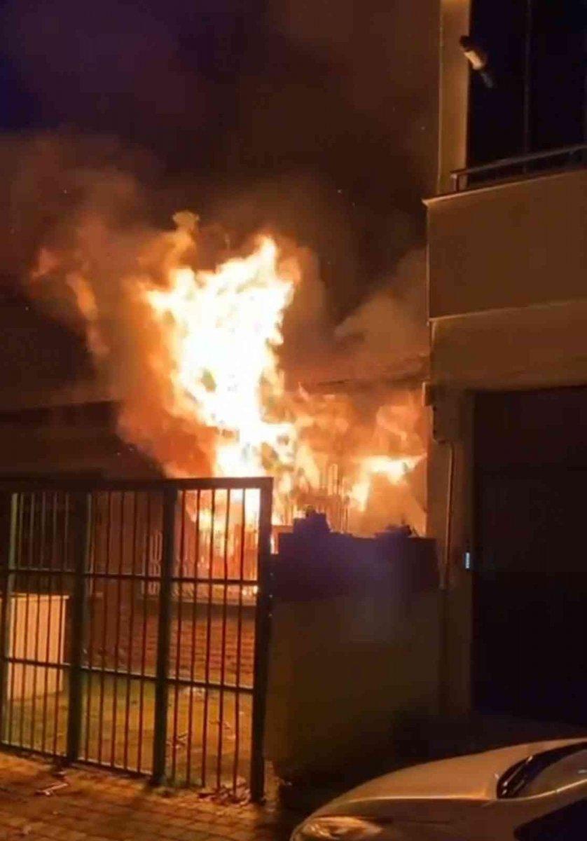 Bursa'da 600 yıllık türbenin bitişiğindeki evde yangın çıktı