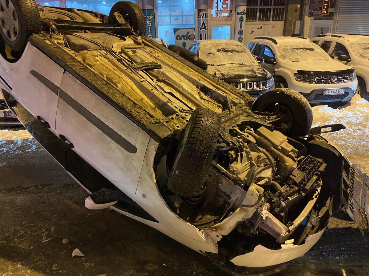 Ağrı’da buzlanan yolda araç takla attı: 2 yaralı