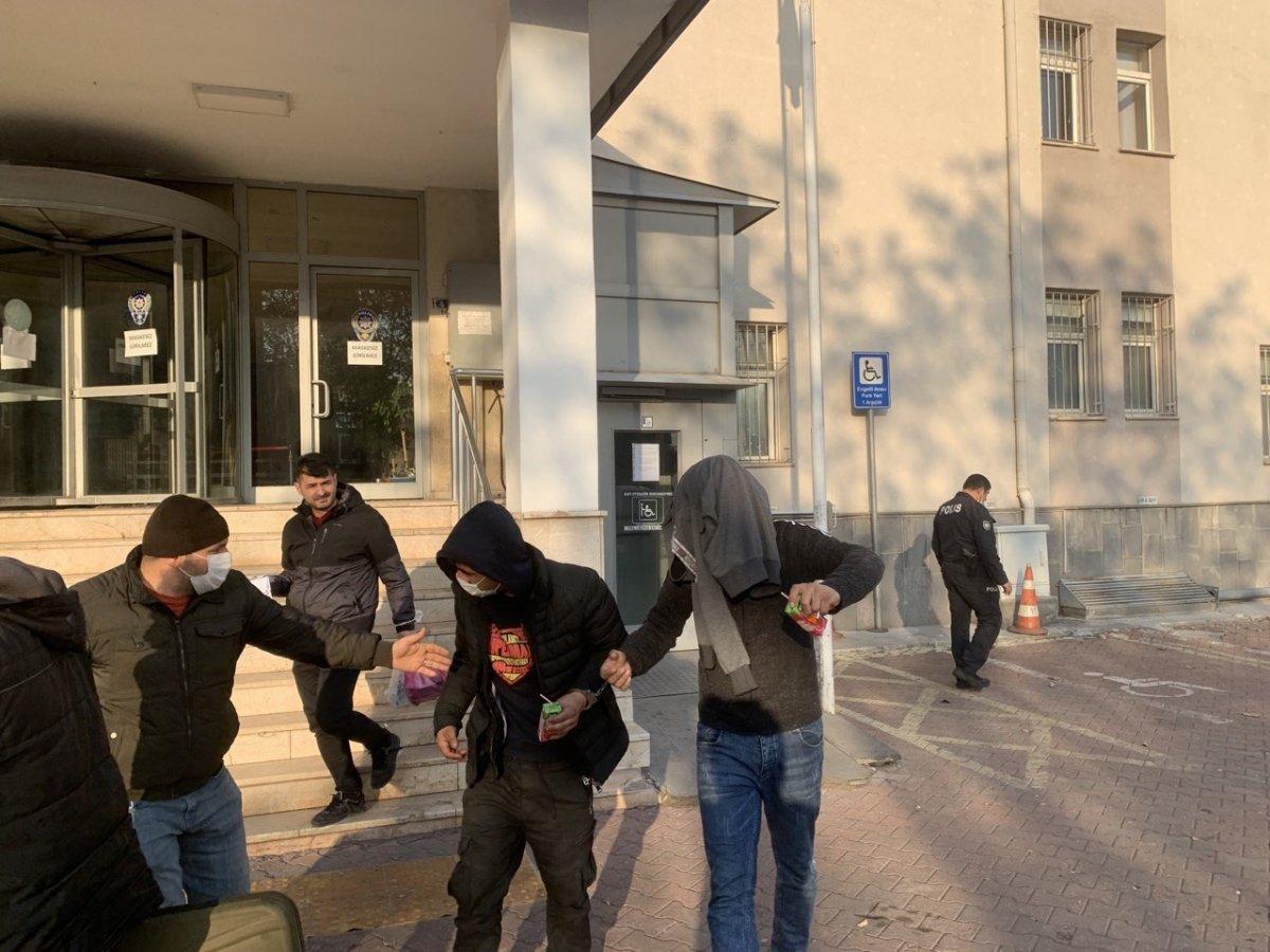 Kayseri’de hırsız, adliyeye sevk edilirken şarkı söyledi