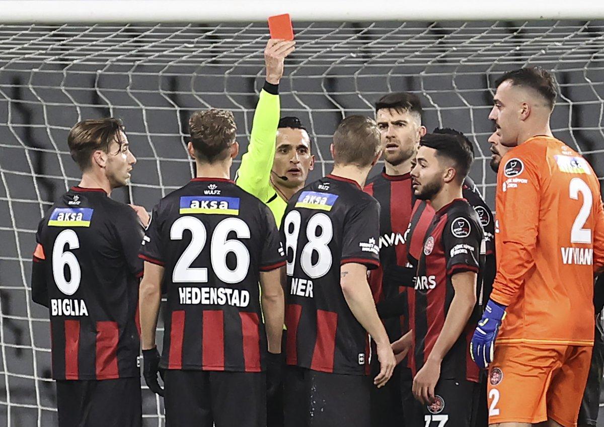 Fatih Karagümrük 1 dakikada 2 kırmızı kart gördü