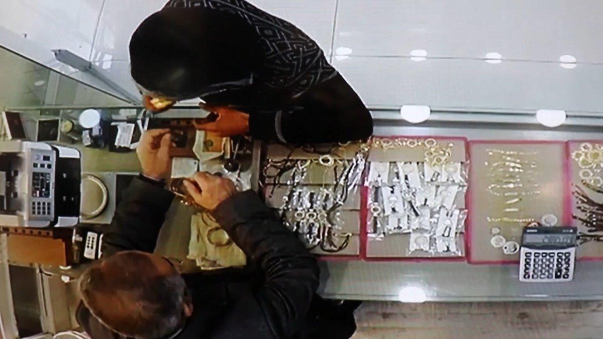 Malatya'da girdiği kuyumcudan 2 bilezik çaldı