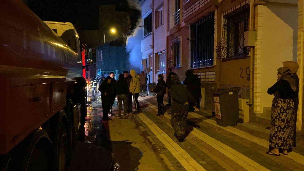 Bursa'da 600 yıllık türbenin bitişiğindeki evde yangın çıktı