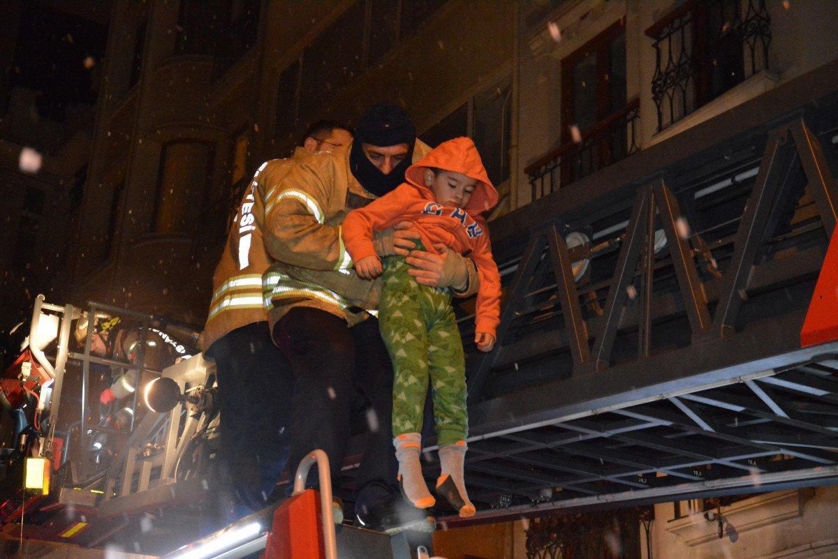 Şişli'de 6 katlı binada yangın