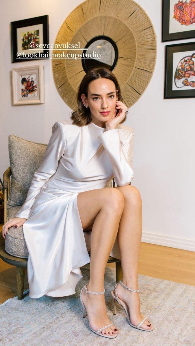 Seda Bakan yırtmaçlı elbisesiyle poz verdi