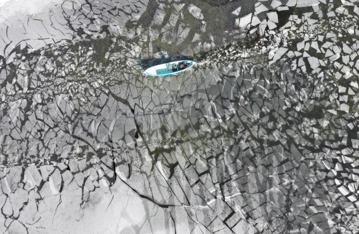 Buz tutan Beyşehir Gölü'nde balıkçıların soğukla mücadelesi