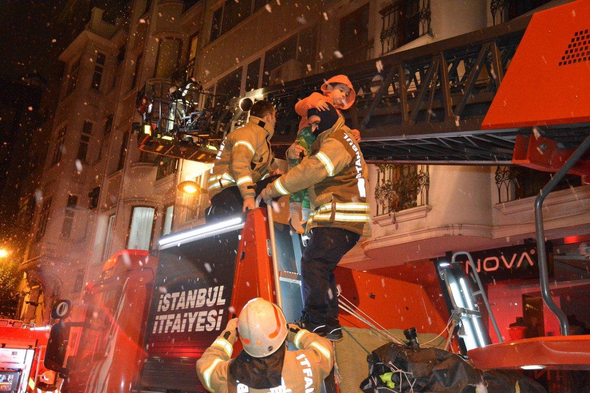 Şişli'de 6 katlı binada yangın