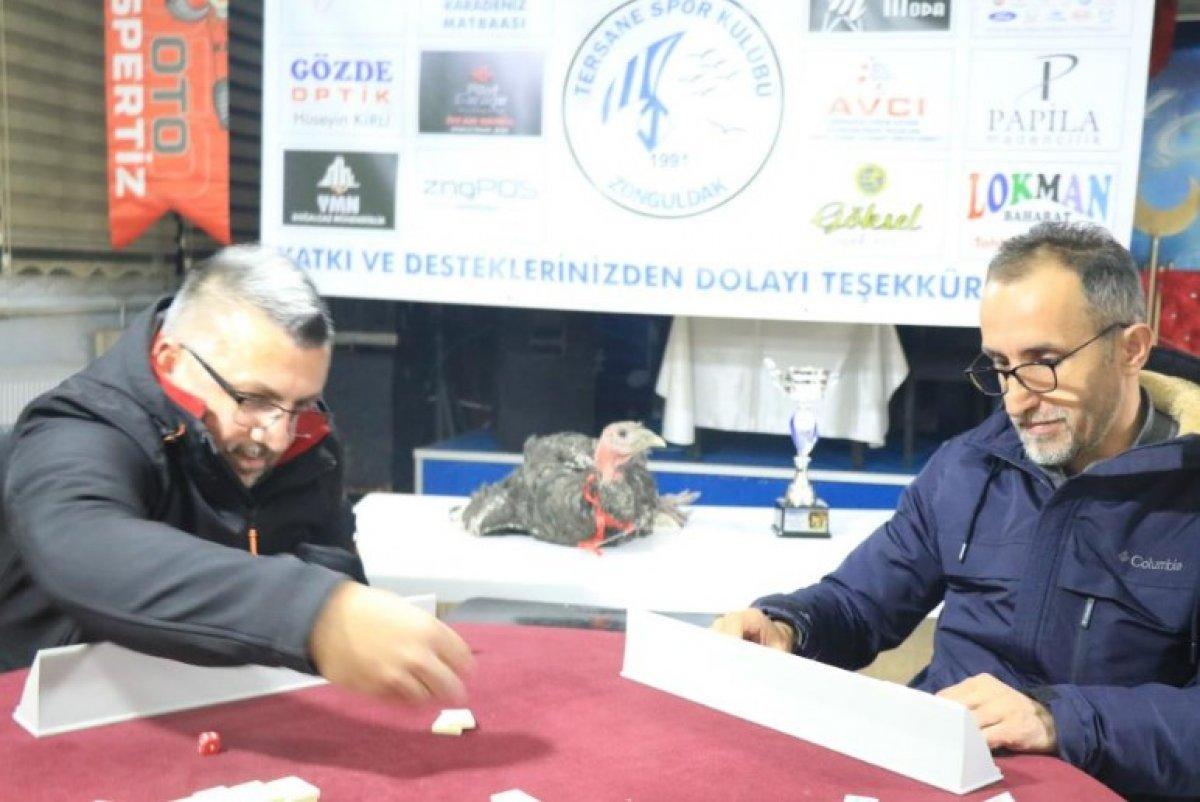 Zonguldak'ta 44 yıllık gelenek: Hindi ödüllü okey turnuvası