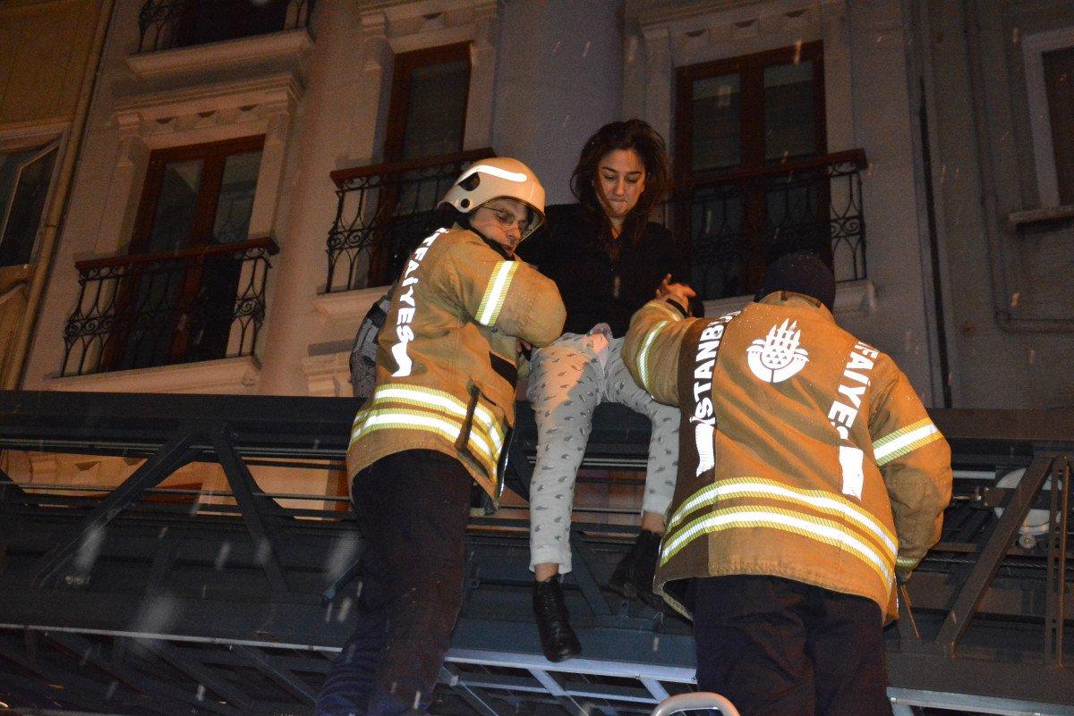 Şişli'de 6 katlı binada yangın