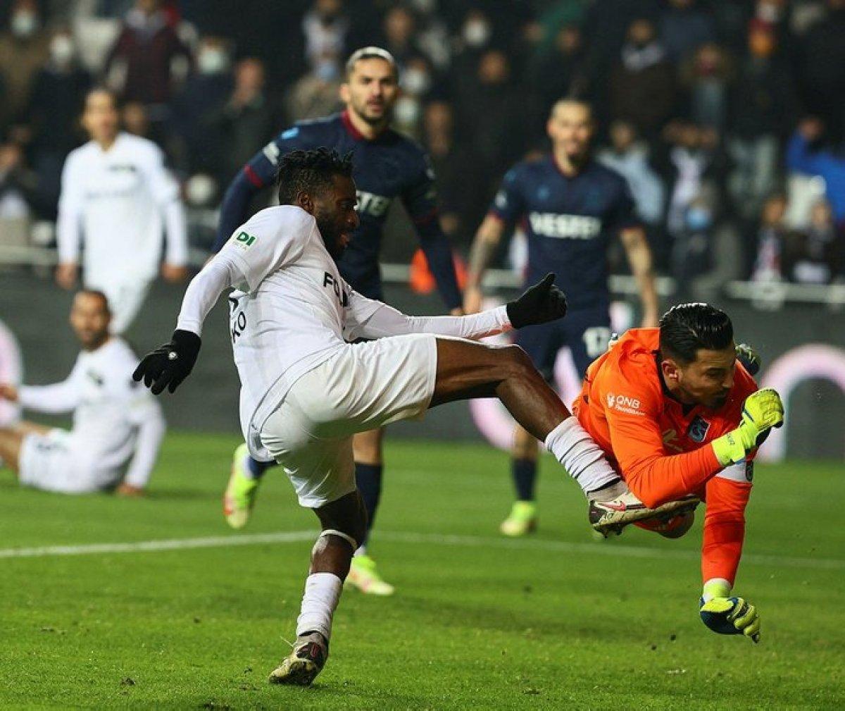 Uğurcan Çakır parlıyor