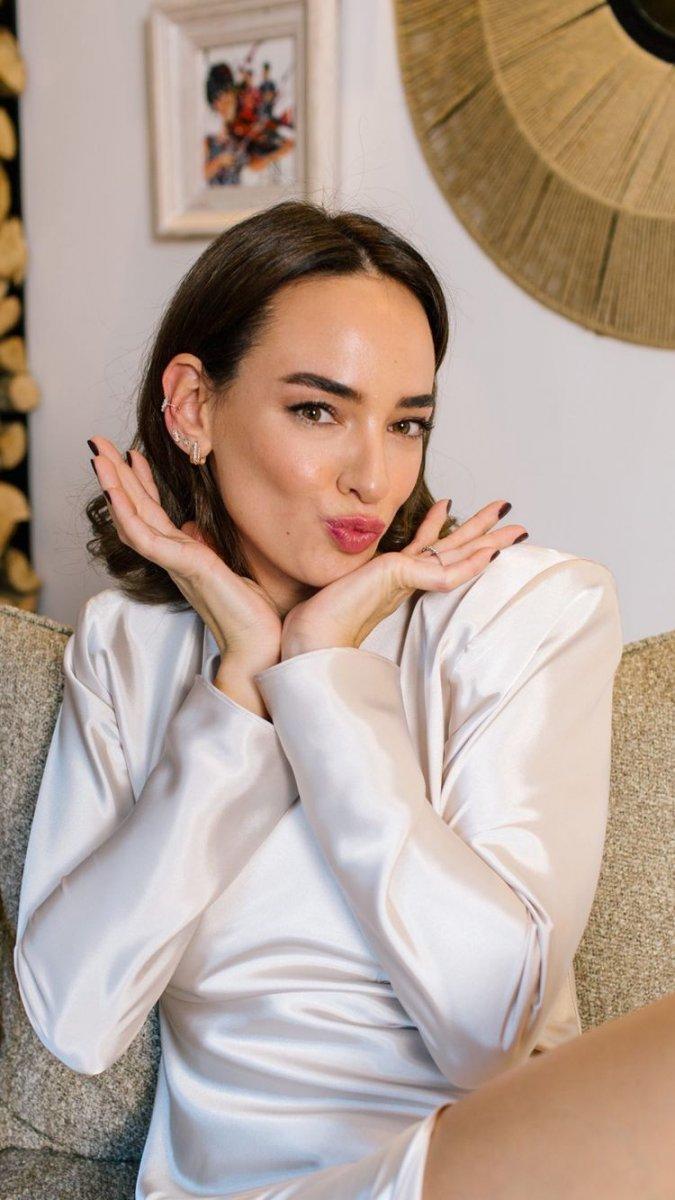 Seda Bakan yırtmaçlı elbisesiyle poz verdi