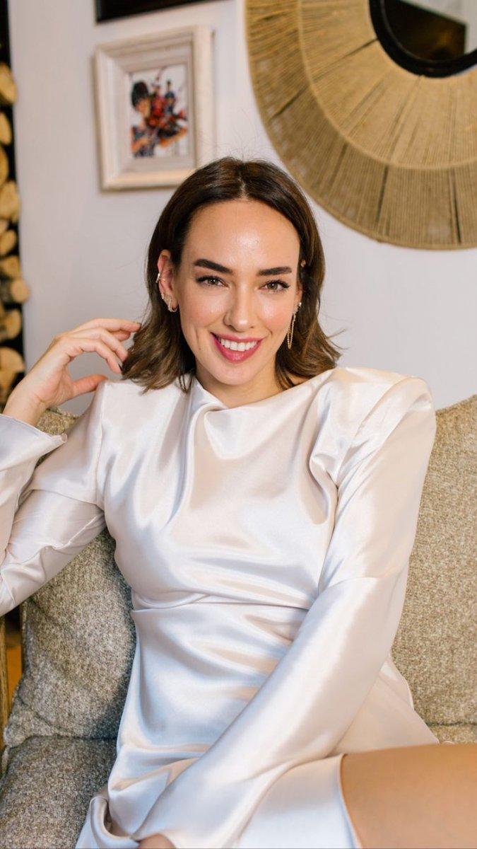 Seda Bakan yırtmaçlı elbisesiyle poz verdi