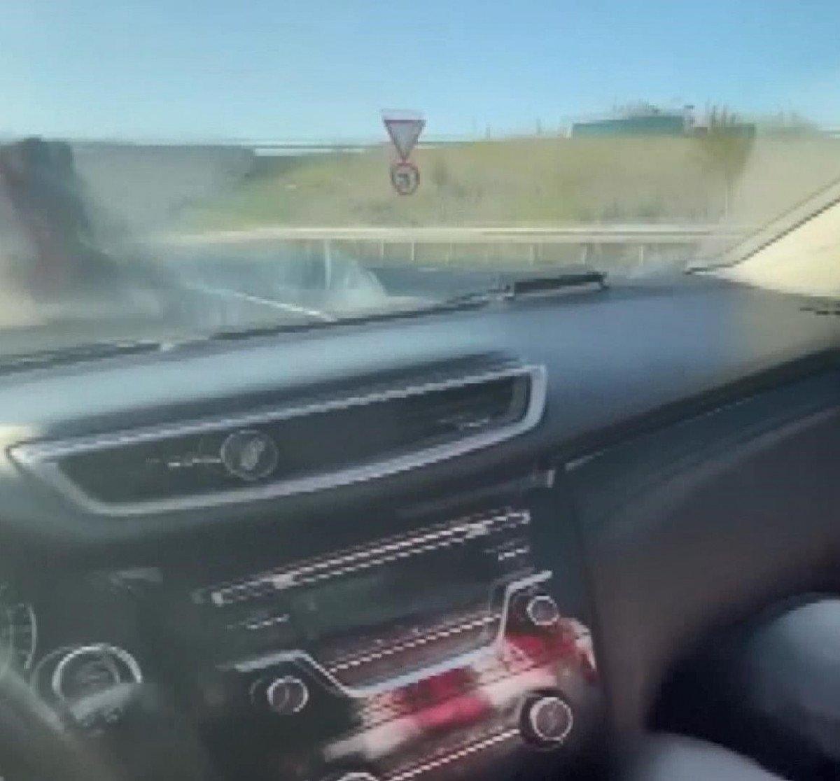 İstanbul’da cep telefonuyla çekimdeyken, tır devrildi