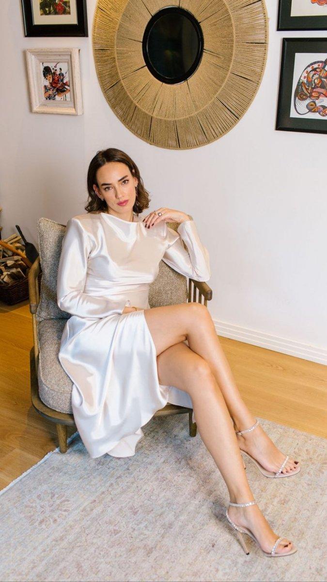 Seda Bakan yırtmaçlı elbisesiyle poz verdi