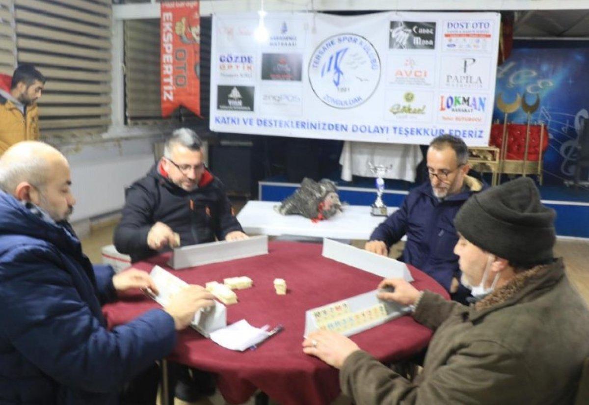Zonguldak'ta 44 yıllık gelenek: Hindi ödüllü okey turnuvası