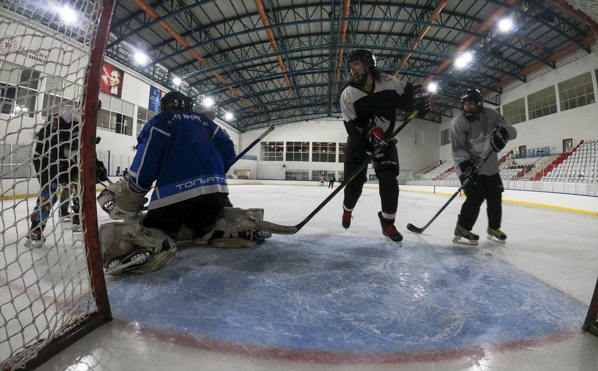 Gümüş Patenler Kadın Buz Hokeyi Takımı oyuncuları, tabuları yıkmak istiyor