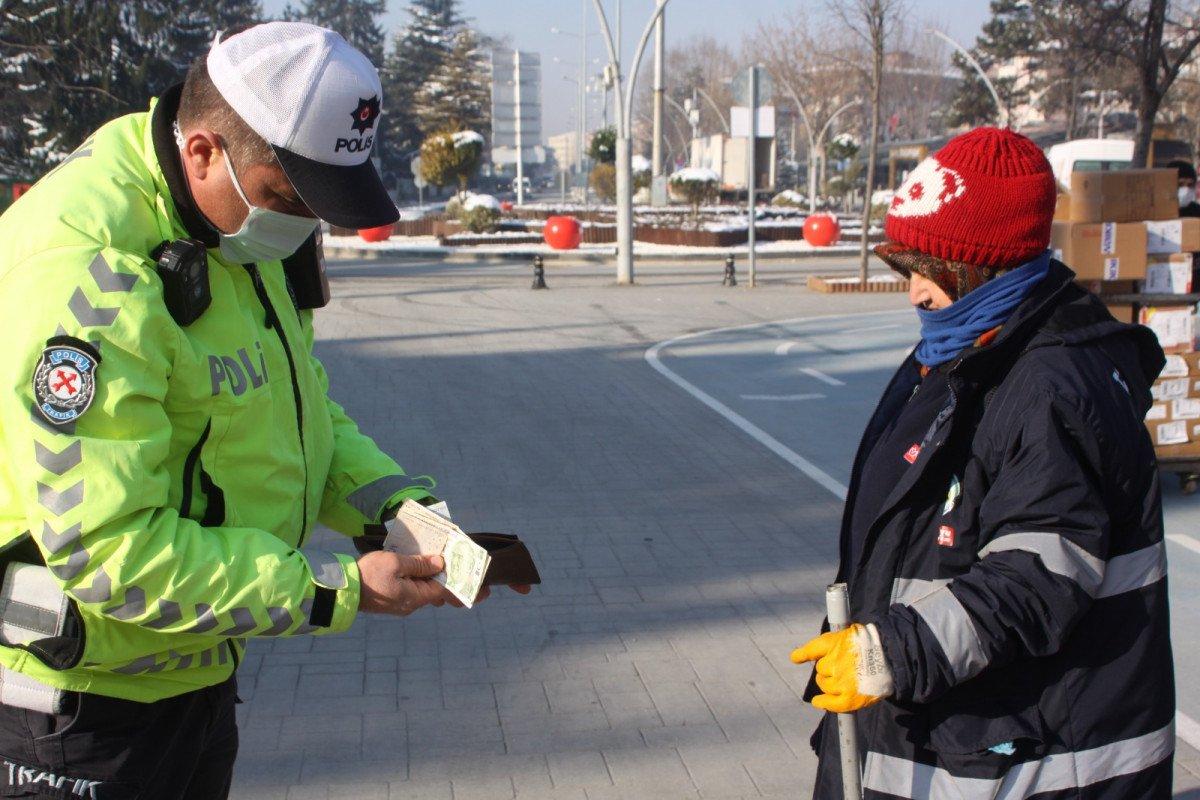 Bolu'da temizlik işçisi bulduğu cüzdanı sahibine ulaştırdı