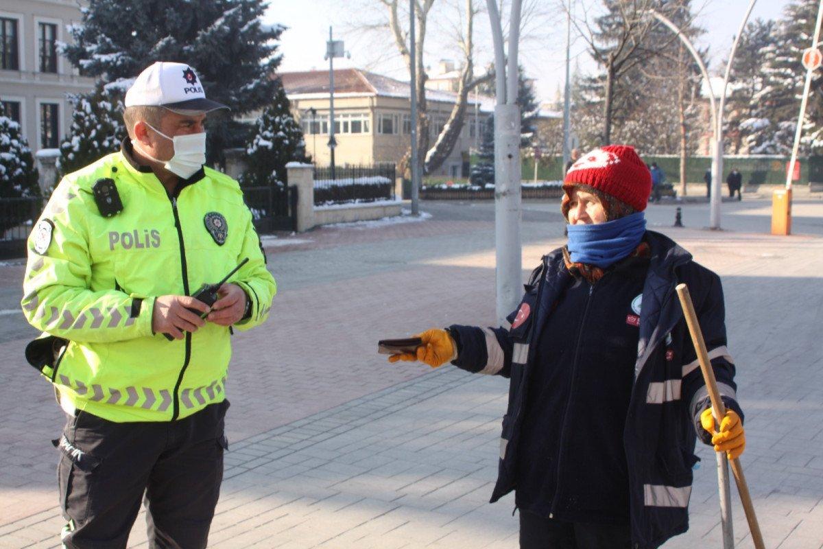 Bolu'da temizlik işçisi bulduğu cüzdanı sahibine ulaştırdı