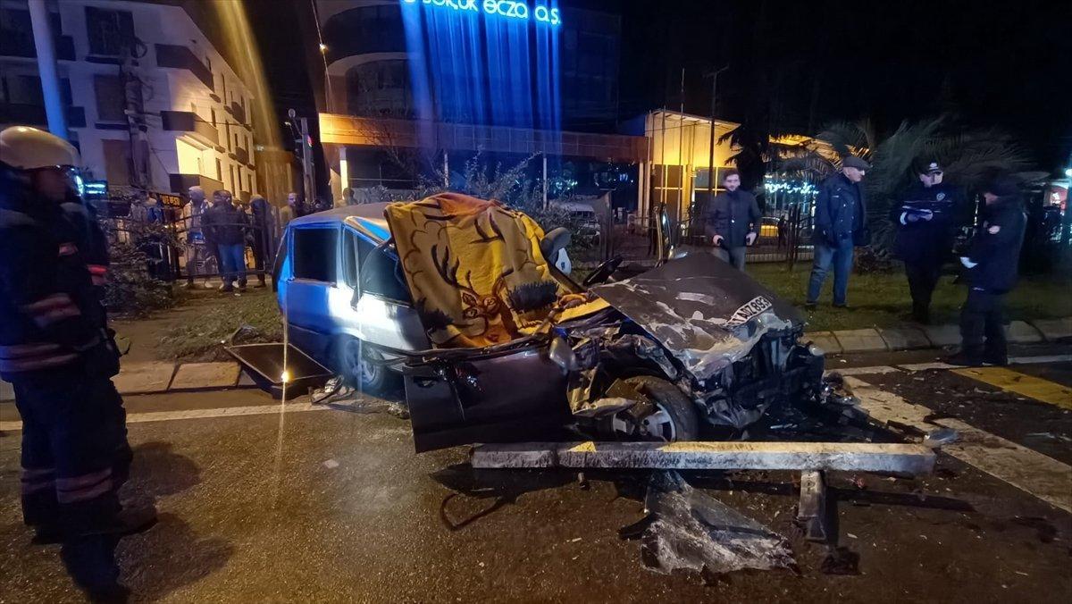 Trabzon'da otomobil tıra çarptı: 1 ölü