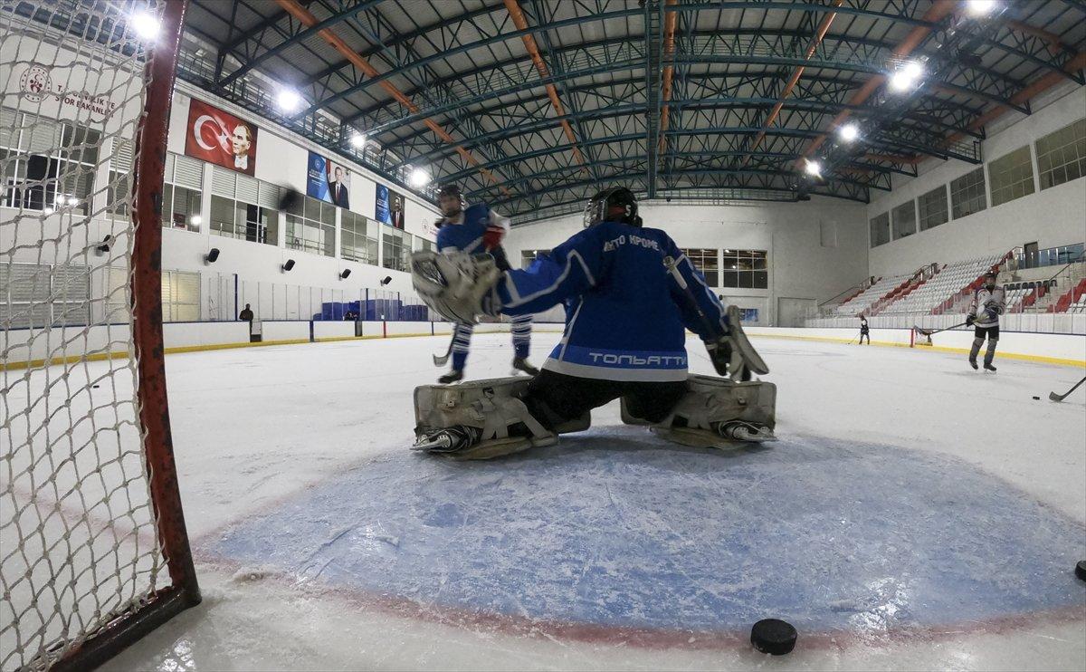 Gümüş Patenler Kadın Buz Hokeyi Takımı oyuncuları, tabuları yıkmak istiyor