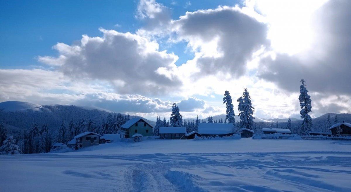 Düzce'deki kar manzarasını gören iki arkadaşın şaşkınlığı