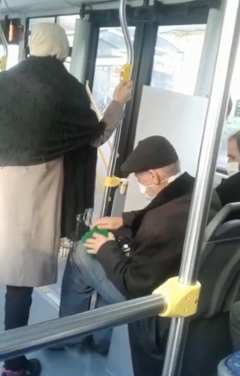 Bursa'daki yaşlı adam, otobüste el işi yaptı